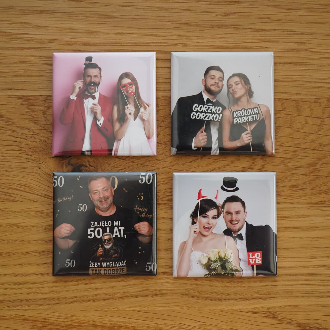 Cztery foto-magnesy z wesela i urodzin na drewnianym stole
