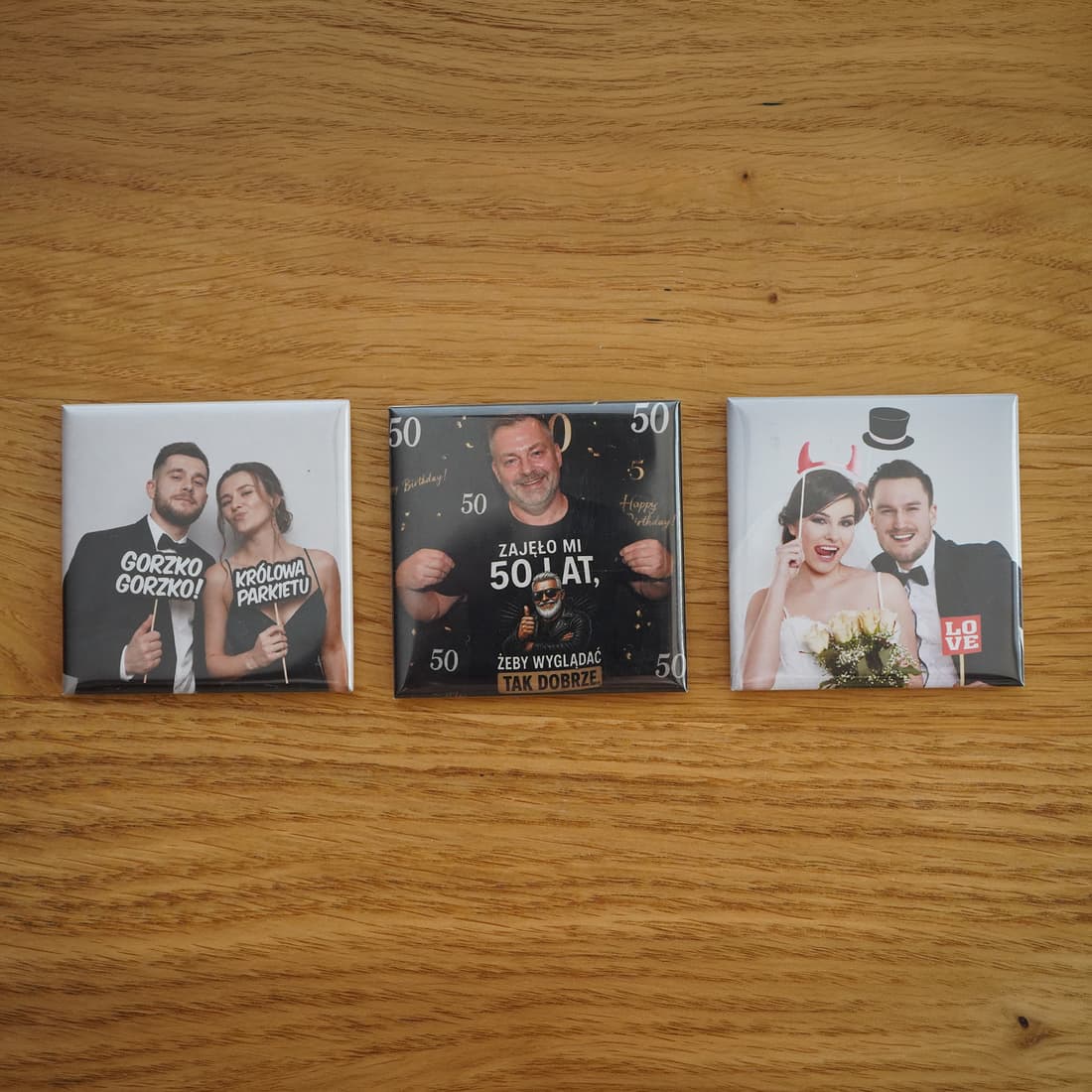 Trzy foto-magnesy w rzędzie — z wesela i z okazji 50. urodzin